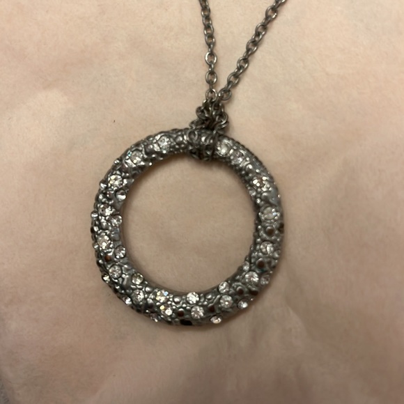 SALE!!! GUESS CIRCLE PENDANT NECKLACE 🤩🤩 - Picture 5 of 6